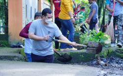 Waduh, Bupati Pangkep Nyemplung ke Selokan Bersihkan Sedimen