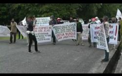 Kecewa dengan Bulog, Massa Demo Kantor DPRD Sumsel <