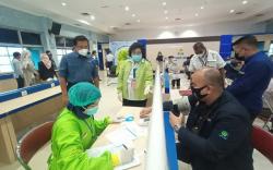 Tolak Corona, Ratusan Pegawai PLN di Palembang Disuntik Vaksin<