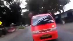 Viral Video Sopir Banyak Tingkah saat Nyetir, akibatnya Angkot Seruduk Mobil di Cianjur<