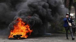 Mahasiswa Unitomo Surabaya Bakar Ban di Depan Kampus