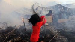 Perjuangan Warga Padamkan Kobaran Api yang Hanguskan Pasar Inpres Kebon Melati