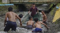 Tradisi Mencuci Karpet Musala di Sungai Jelang Ramadan