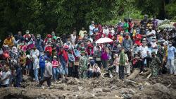 Masyarakat Ile Boleng NTT Rela Berdiri Berjam-jam Menanti Presiden Jokowi Tiba