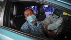 Ekspresi Sopir Taksi Disuntik Vaksin Covid-19