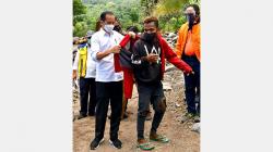 Momen Presiden Jokowi Berikan Jaket Merah yang Dipakai untuk Pengungsi Bencana