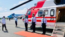 Tiba di NTT, Jokowi Lanjutkan Perjalanan ke Lokasi Bencana Pakai Heli Super Puma