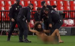 Laga Granada Vs MU Diwarnai Aksi Pria Bugil Lari-lari di Tengah Lapangan