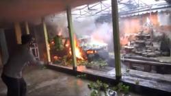 Gegara Bakar Sampah, Mobil Parkir di Rumah Warga Ludes Dilahap Api