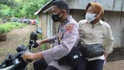 Mensos Risma Naik Motor Tembus Desa Terisolir di NTT