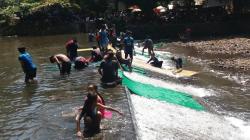 Jelang Ramadan, Warga Cuci Karpet Masjid di Sendang Senjoyo<