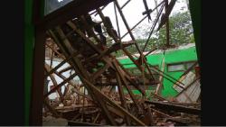 Gempa Bumi M6,7 Guncang Malang, Atap Gedung SMP 2 Trenggalek Ambrol<