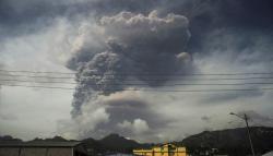 Gunung Berapi Meletus, Ribuan Warga Dievakuasi