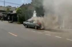 Detik-Detik Sedan Terbakar di Bangka, Diduga akibat Korsleting