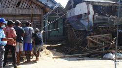 Warga Ramai-Ramai Merobohkan Rumah Korban Gempa Malang