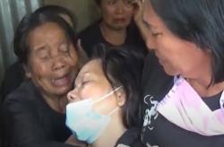 Isak Tangis Iringi Kedatangan Jenazah Guru yang Ditembak KKB, Istri Pingsan