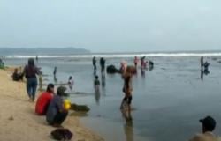 Video 2 Bocah Terseret Ombak saat Asyik Berenang di Pangandaran