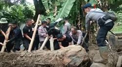 Video Ratusan Anggota Brimob Bersihkan Rumah Korban Banjir di Adonara NTT