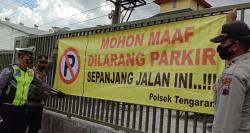 Bahayakan Warga dan Pengendara, Truk Dilarang Parkir di Simpang Tiga SD Bener