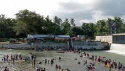 Sudah Dilarang, Ratusan Warga Padang Tetap Mandi Balimau Jelang Ramadan