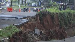 Jalan Amblas Sedalam 5 Meter di Depok Diberi Garis Polisi