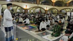 Ridwan Kamil Sholat Tarawih Perdana di Masjid Pusdai dengan Protokol Kesehatan<