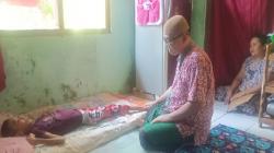 Potret Ketabahan Ibu di Pangandaran, Rawat Anak Lambat Pertumbuhan dan Suami Gagal Ginjal<