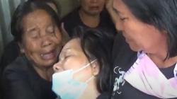 Jenazah Guru yang Ditembak KKB Papua Tiba di Rumah Duka, Istri Pingsan