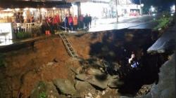 Jalan Ambles di Depan GDC Depok, Pengendara Diimbau Cari Jalur Alternatif