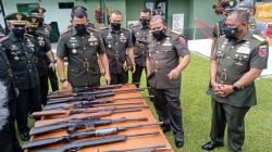 Warga Pulau Ambon Sukarela Serahkan Ratusan Senpi kepada Aparat