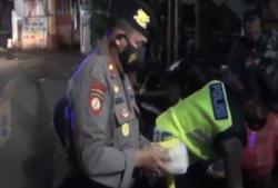 Video Polda Metro Jaya Bagikan Paket Menu Sahur di Jaktim