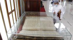 Penampakan Alquran Panjang 1,75 Meter Peninggalan Pakubuwono X 