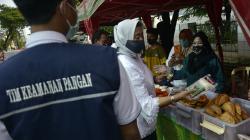 BPOM Periksa Makanan Pedagang Pasar Takjil