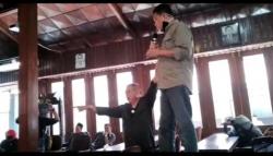 Viral Aksi Mantan Anggota DPRD Blora dari PKS Naik Meja Ruang Sidang karena Jengkel