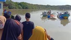 Bau Busuk Menyengat, Bangkai Paus Raksasa Akhirnya Dikubur di Pantai Bungko Cirebon