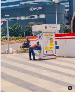 Kepanasan Pria Ini Nekat Keramas di Pinggir Jalan, Netizen: Biar Ganteng Pas Antre Takjil