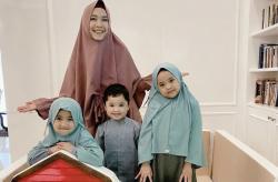 Biasakan Bangun Sahur, Cara Oki Setiana Dewi Ajarkan Anak-anaknya Berpuasa   