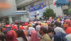 Video Warga di Pematangsiantar Dobrak Gerbang Masuk Bank Demi Bantuan UMKM
