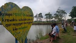 Embung Wanakaya Cirebon Tawarkan Ngabuburit Gratis dengan Panorama Senja yang Indah<