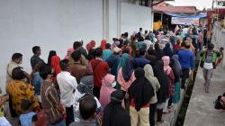 Ratusan Warga Antre Ambil Bantuan Sosial Tunai di Kantor Pos Pekanbaru