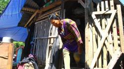 Jaga Harta Benda, Pengungsi Gempa Malang Tinggal di Kandang Kambing