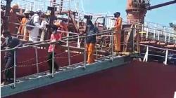 Kapal Nelayan asal Indramayu Terbakar di Perairan Tuban, 16 ABK Terjun ke Laut