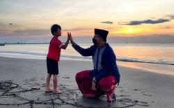 Mengintip Keakraban Gubernur Anies Bermain dengan Anak-anak di Pantai Teluk Penyu Cilacap
