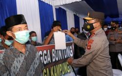 Polda Sumsel Berikan Alquran dan Sembako di Eks Kampung Narkoba <