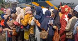 Video Emak-Emak di Bogor Rela Antre Dana Bantuan UMKM sejak Subuh