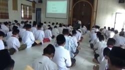 Pesantren di Jombang Ini Ajarkan Kitab Kuning dengan Bahasa Inggris <