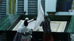 Ramadan, Umat Muslim Tadarus Alquran Berukuran Raksasa di Banyuwangi