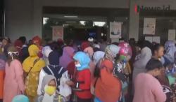 Video Ratusan Warga Subang Berdesakan Cairkan Bantuan UMKM