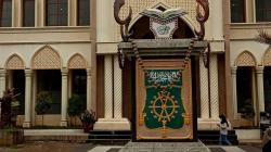 Masjid Agung Karawang, Ramai Dikunjungi Warga meski Pandemi Covid<