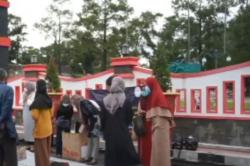 Video Mahasiswa di Blitar Isi Kegiatan Ramadan dengan Bagikan Baju Bekas Layak Pakai  